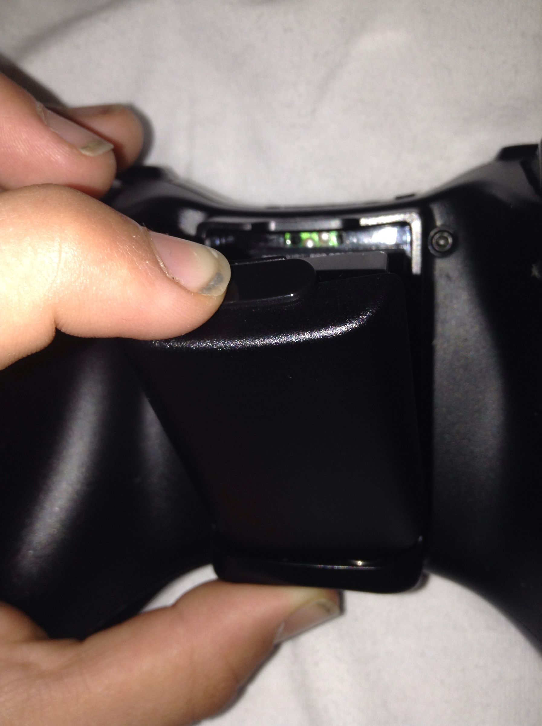 How to Change Your Batteries in Xbox 360 Controller 5 Steps