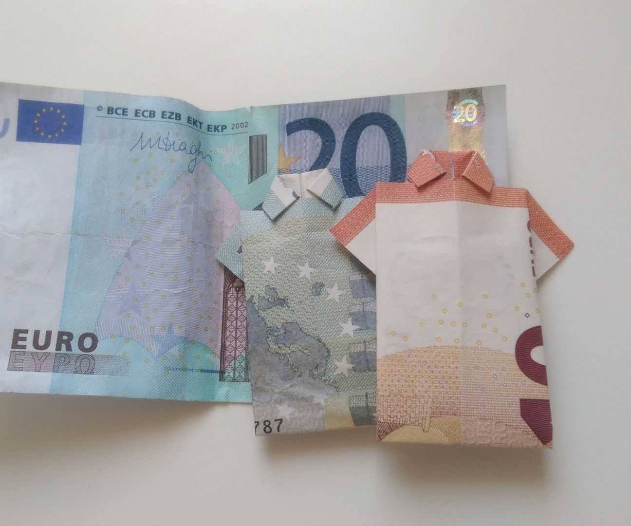 How to Fold a Shirt From Paper Money