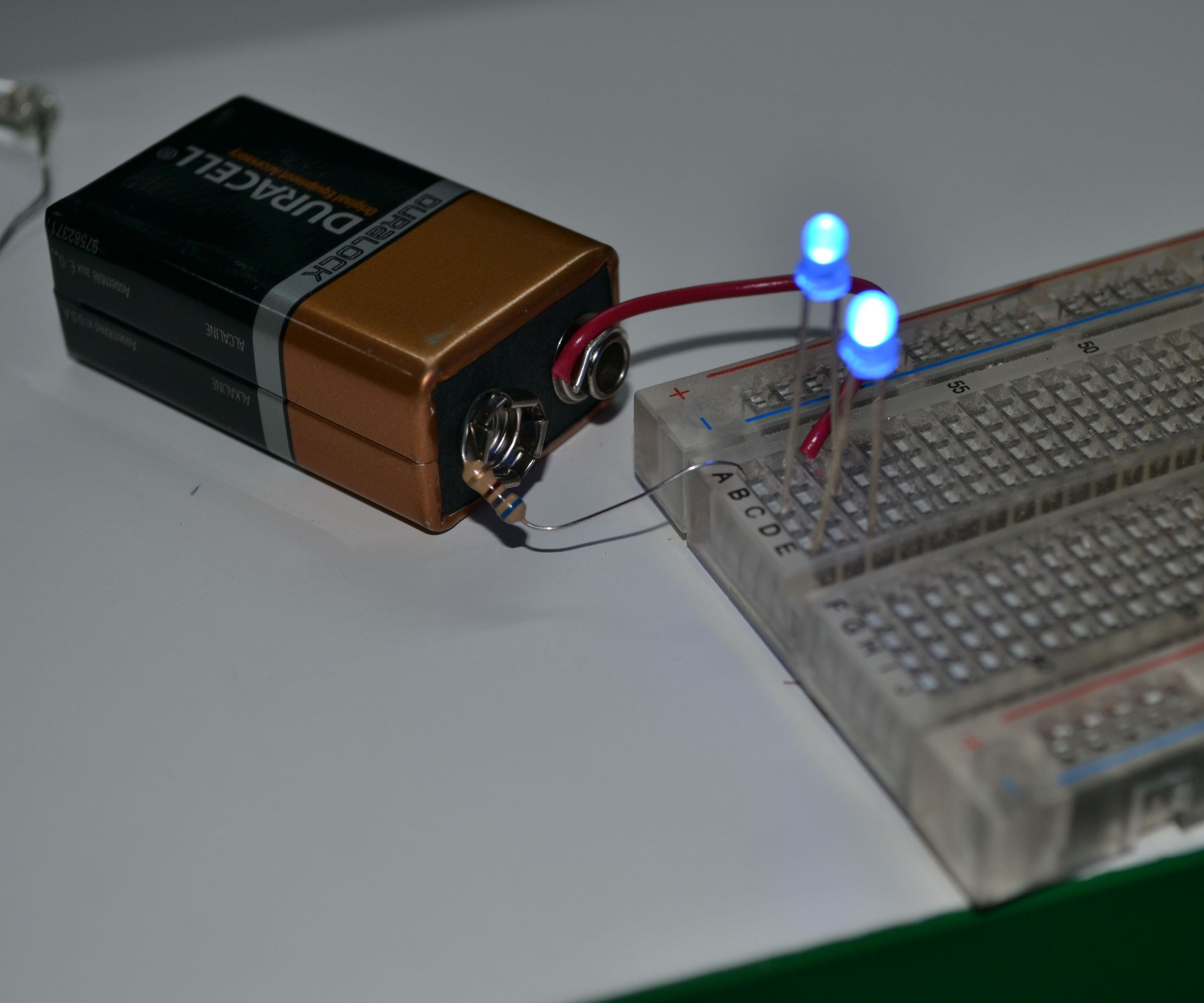 Como Encender Dos Leds Con Una Batería De 9v