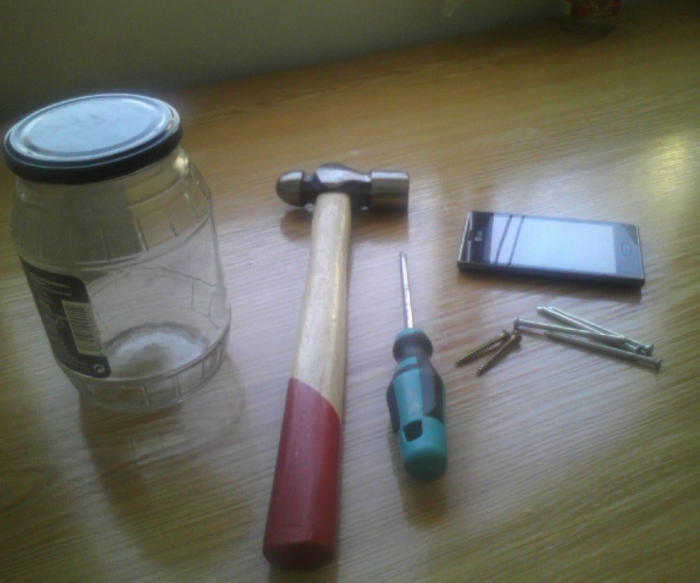 Easy Support for Your Phone With a Jar and Some Screws