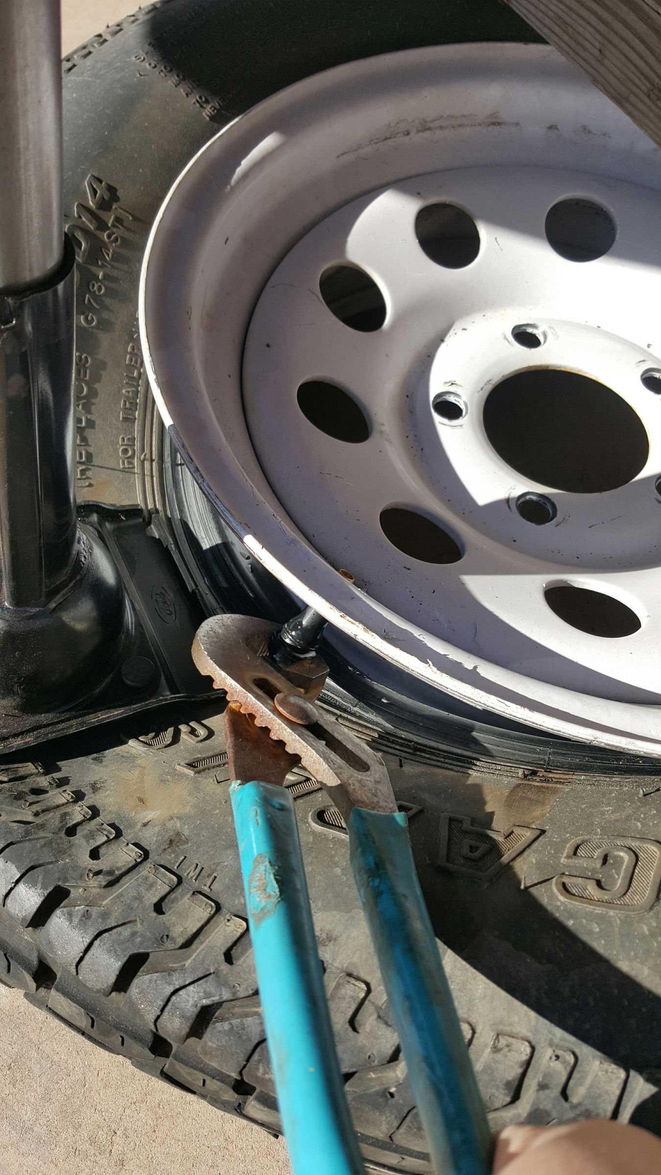 Change a Valve Stem in a Tubeless Tire. 9 Steps (with Pictures