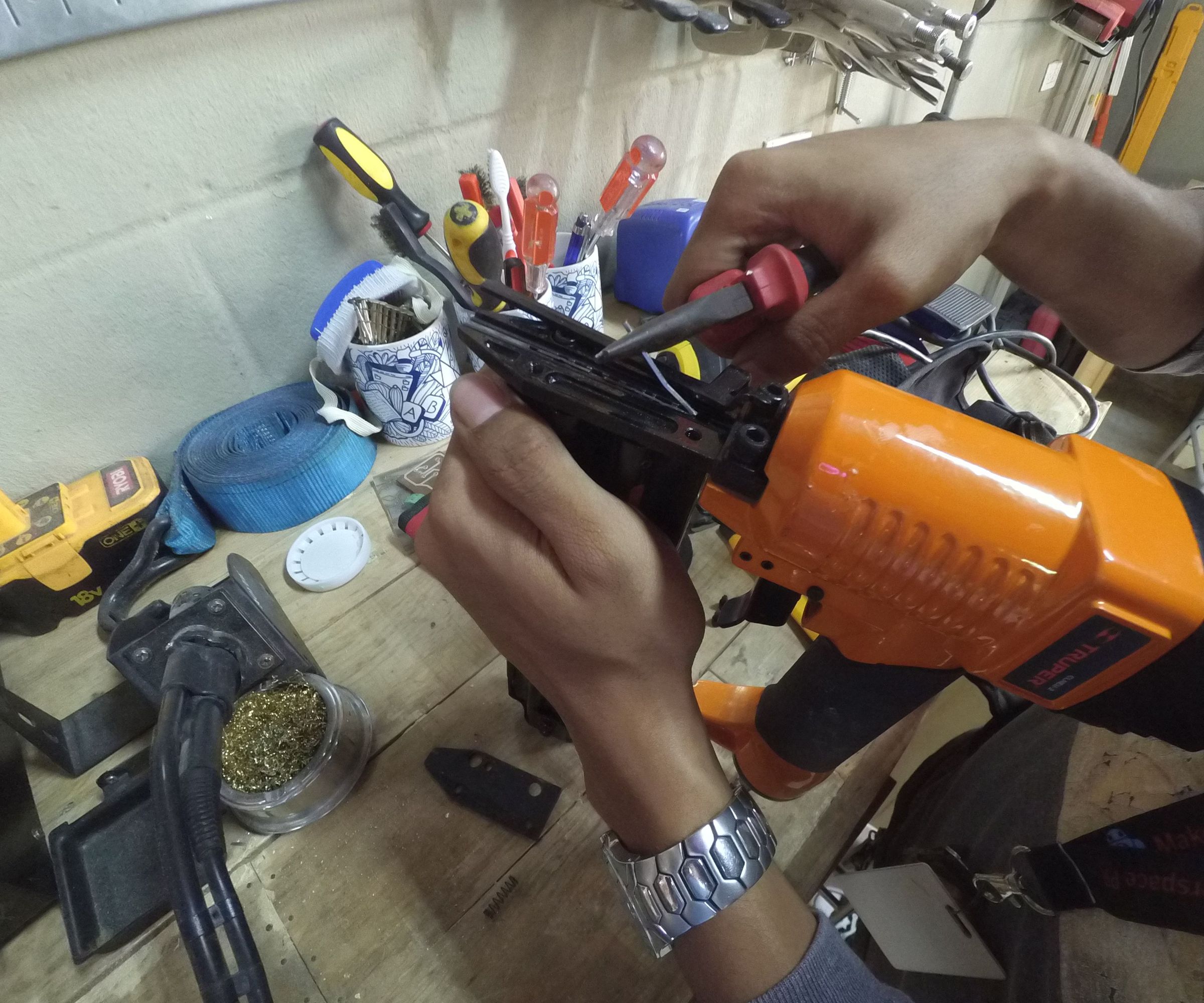 How to Unlatch Nail Gun