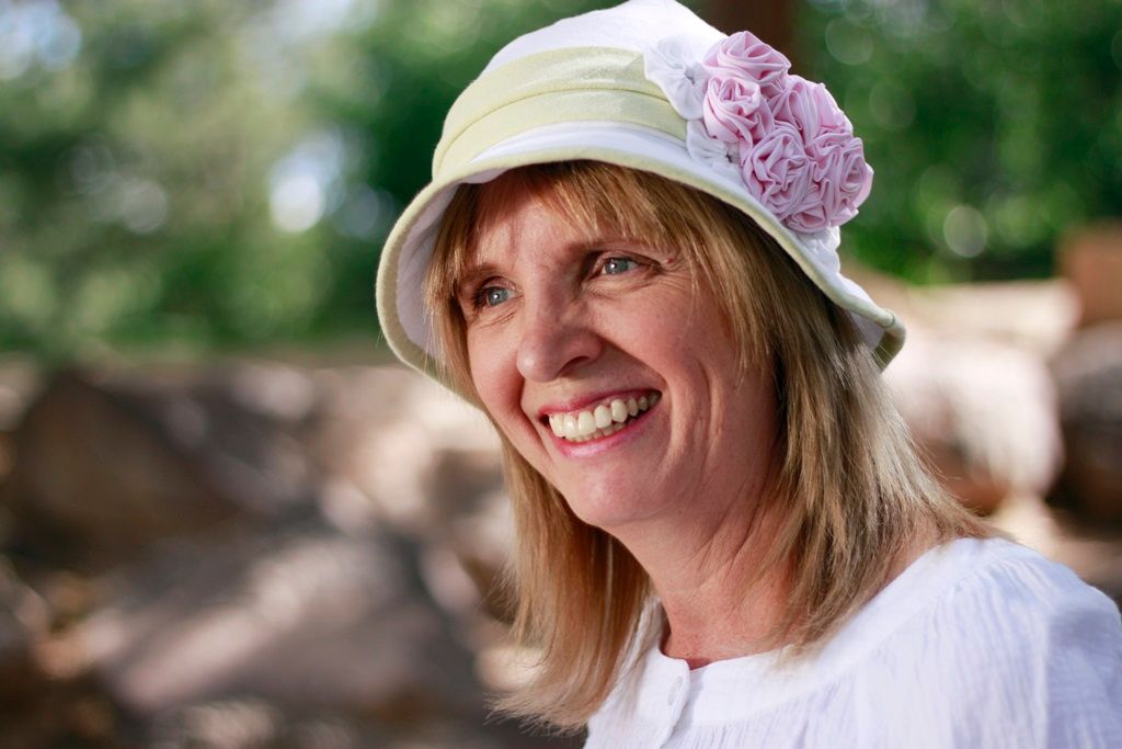 Linen Hat With Pink Roses