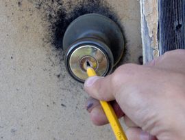 How to Lubricate a Lock Using Graphite From a Pencil : 4 Steps (with  Pictures)