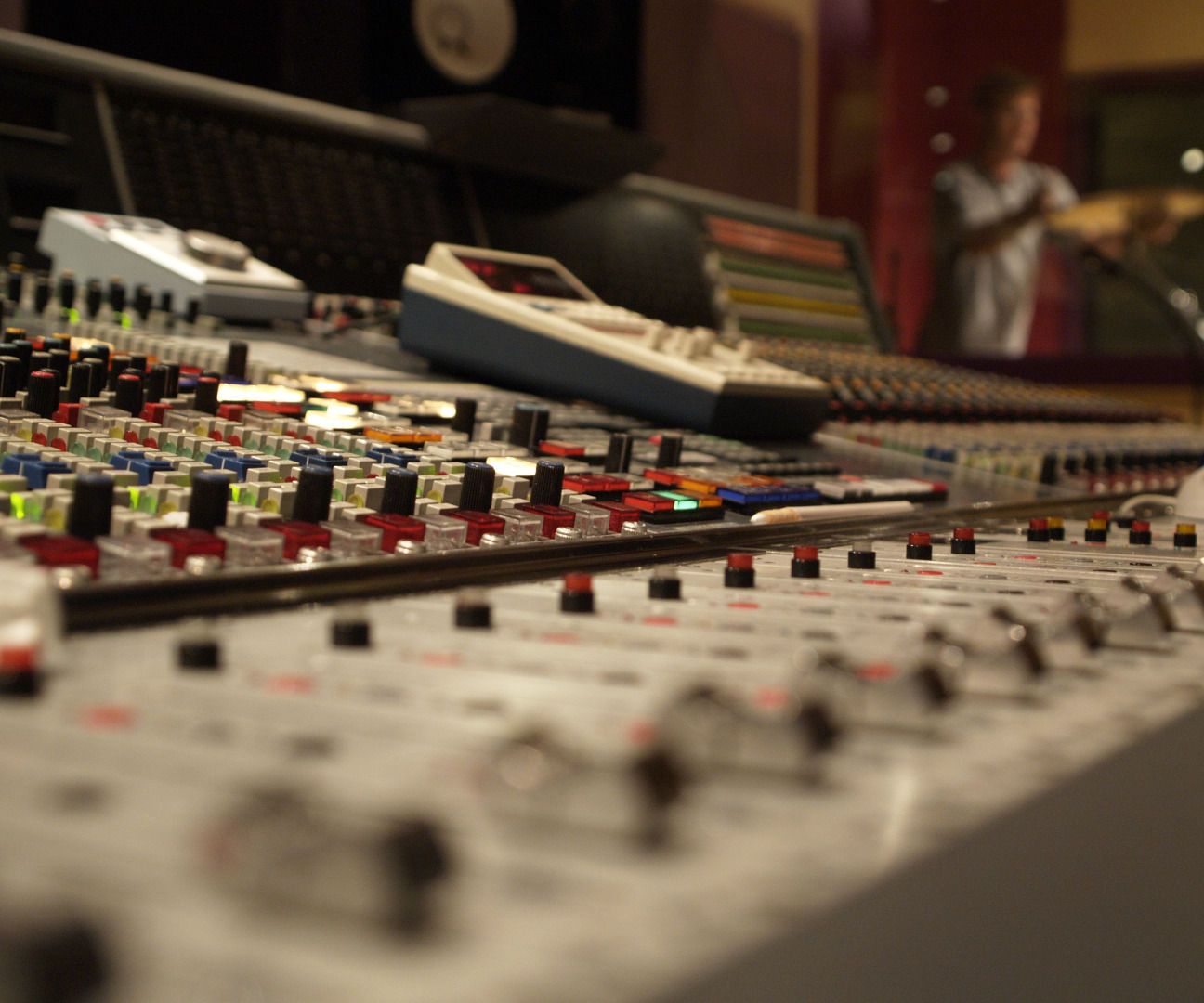 Mixing and Remixing: the Ultimate Guide to Digital Music Production