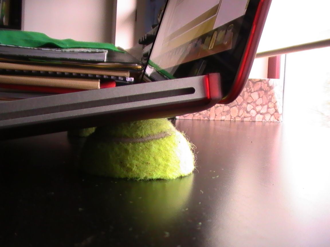 Easy tennisball laptop stand