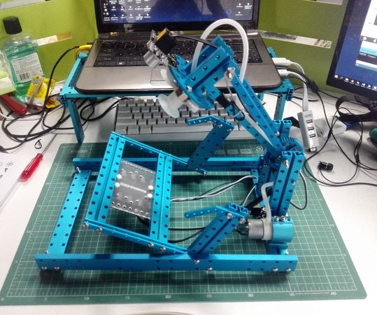 Four-Bar-Linkage Leaflet-Distributing Robot