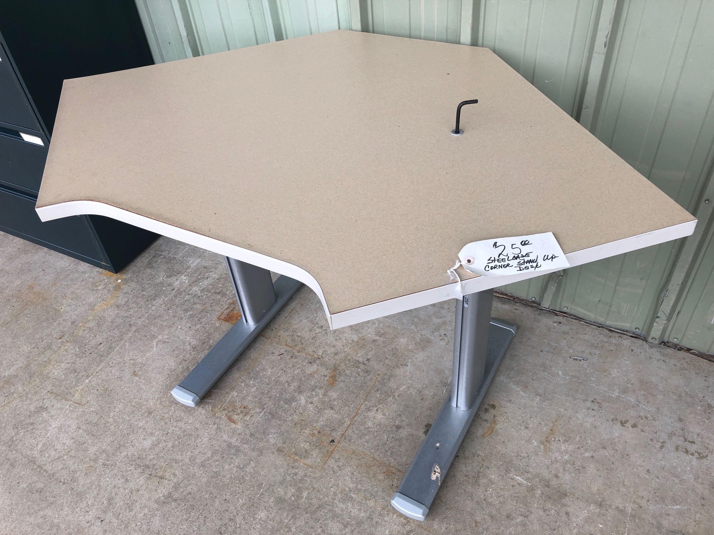 "Throwaway" Steelcase Desks Made New 8 Steps (with Pictures