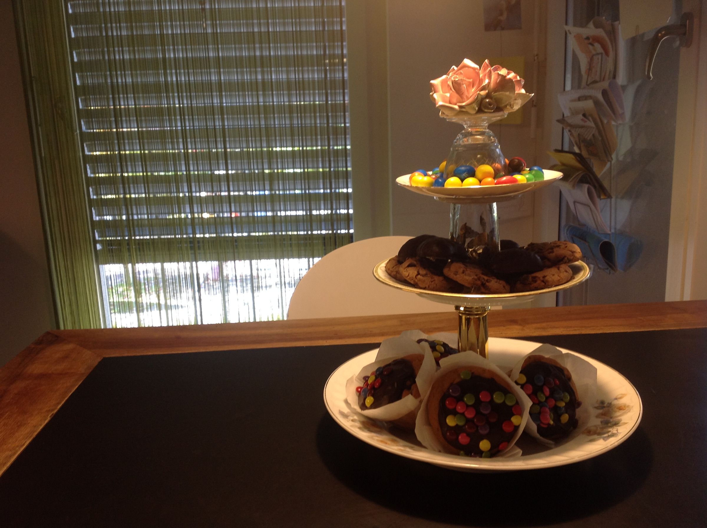 Serve Cupcakes With Style... Make a Fancy Etagere Made Out of Old Dishes