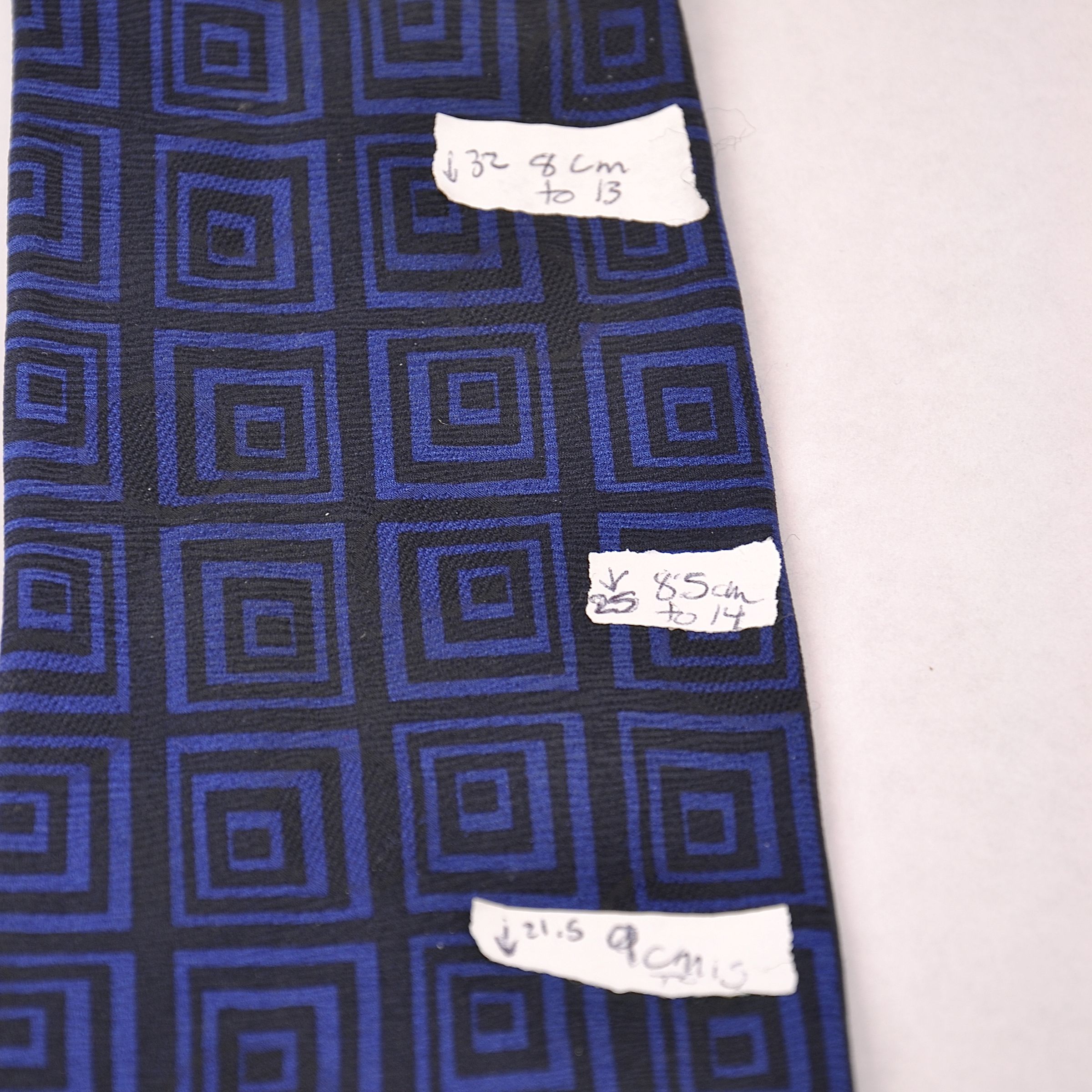 how to wear a knit tie