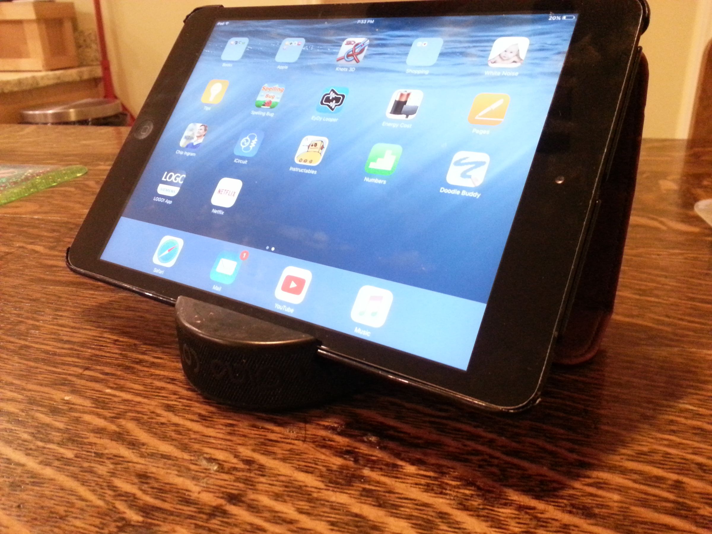 Canadian Gadget Stand - Puck Stand