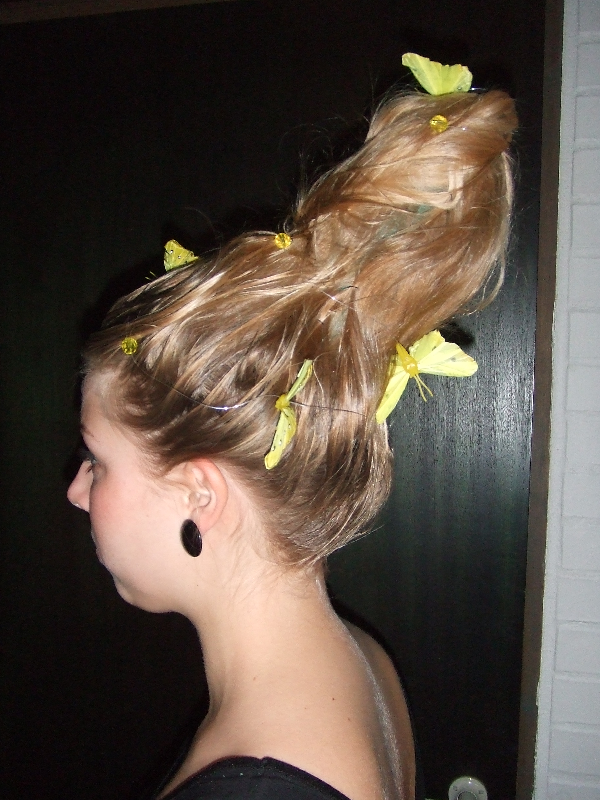 How to Make a Hairstyle With Green Foam Moss