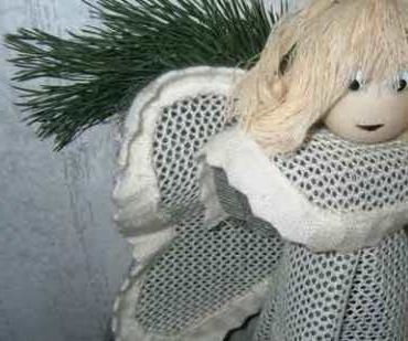 The Christmas Angel: a Cute Handmade Accessory to Decorate Your Home 