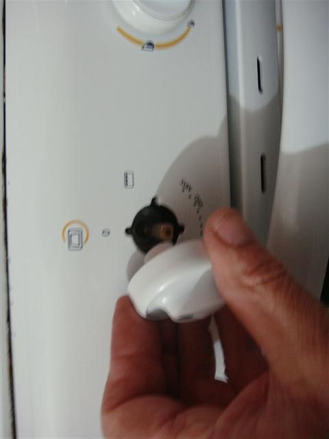 How to Replace the Burner Control Knob on a Cooker, Indesit
