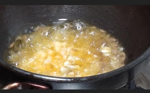 Preparing Lehsun/ Garlic Tempering and Plating Lehsuni Palak Paneer