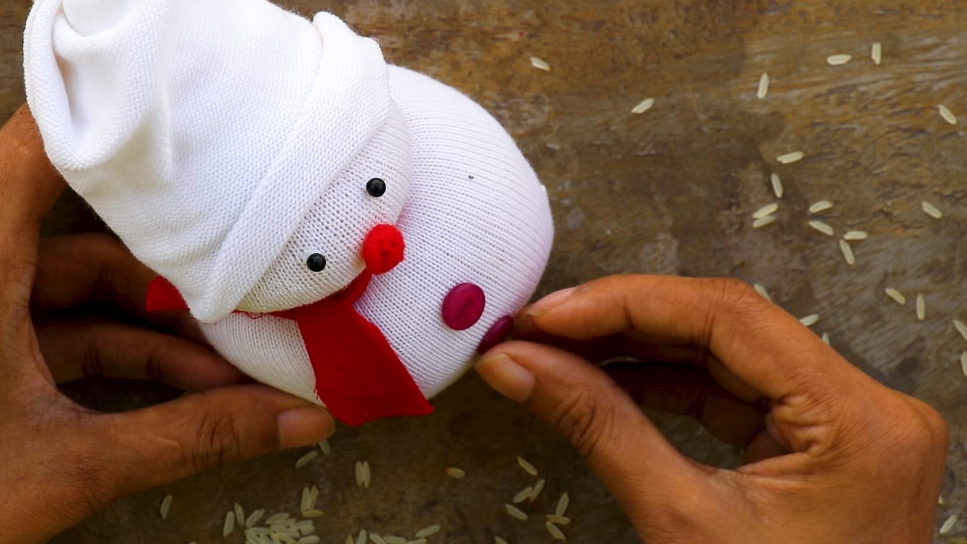 How to Make a Sock Snowman With Rice Sock Snowman in 5 Minutes 4