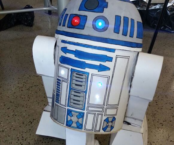 R2D2 Made With Arduino (R2D2 Hecho Con Arduino)