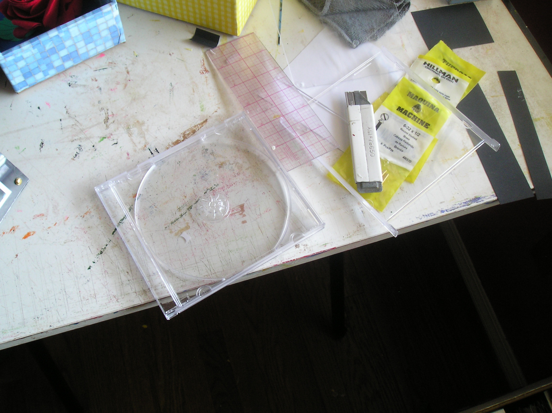 How to Recycle Jewel or CD Cases Into Picture Mounts 7 Steps