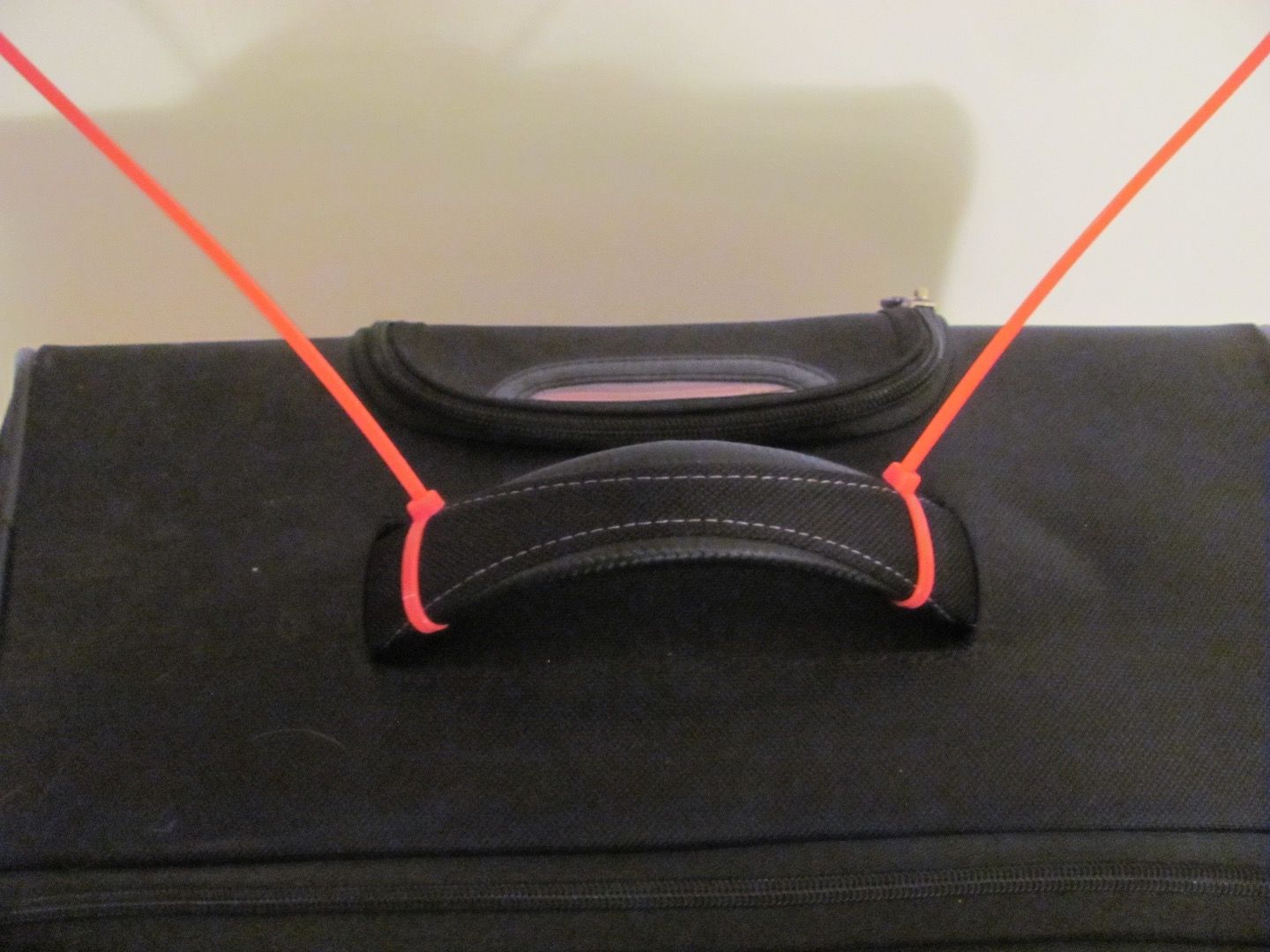 Use Zip Ties to Identify Luggage 5 Steps Instructables