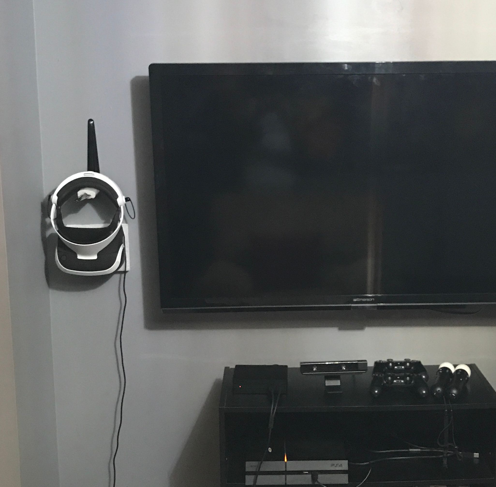 Playstation 4 VR Headset Simple Wall Mount for Under 10 4 Steps