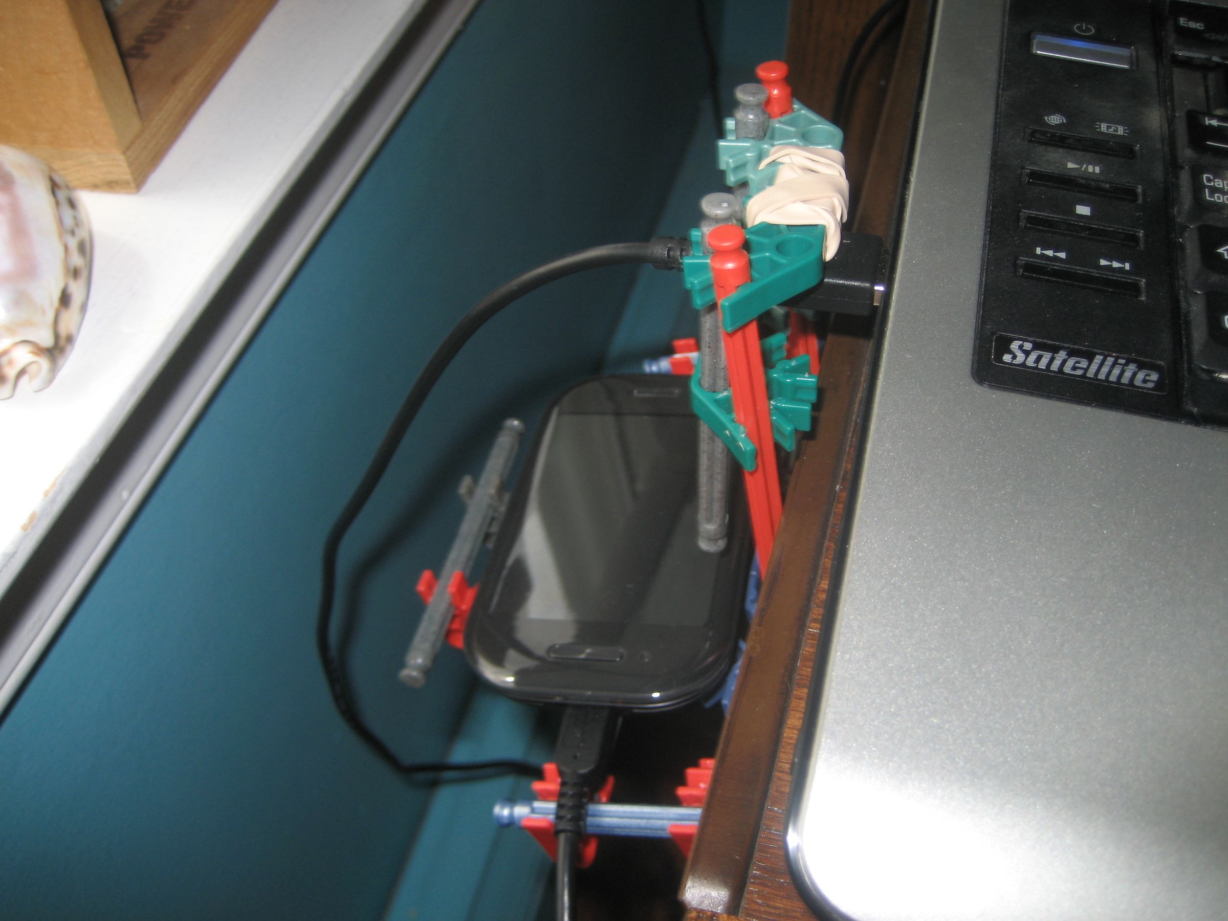 Knex USB/ Wall Outlet Charging Station 4 Steps Instructables