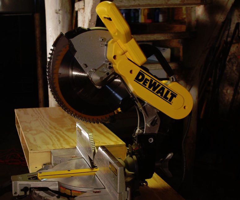 Make an easy miter saw table