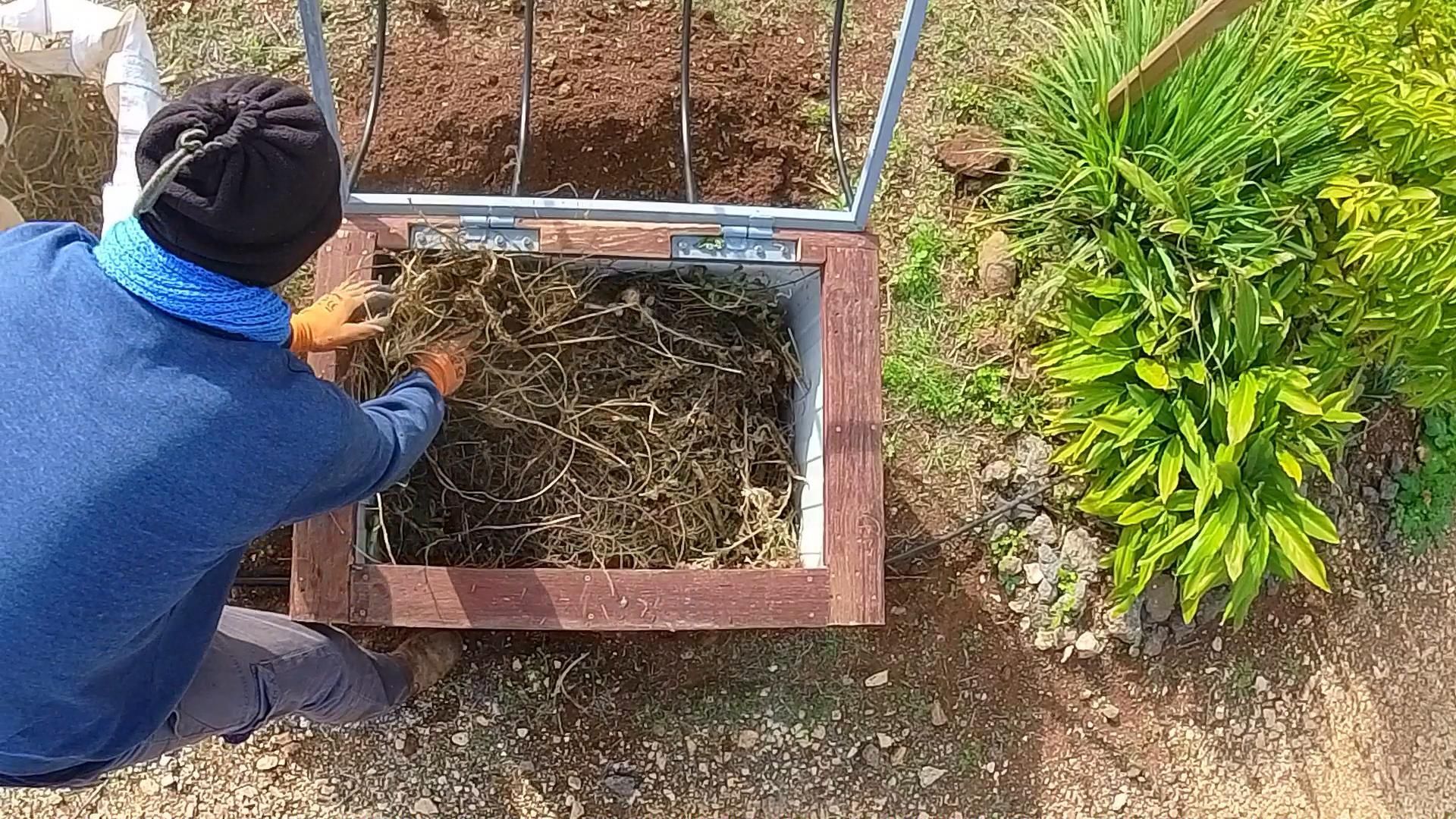 How to Build a Raised Bed Garden With Hinged Cover (Recycled Materials