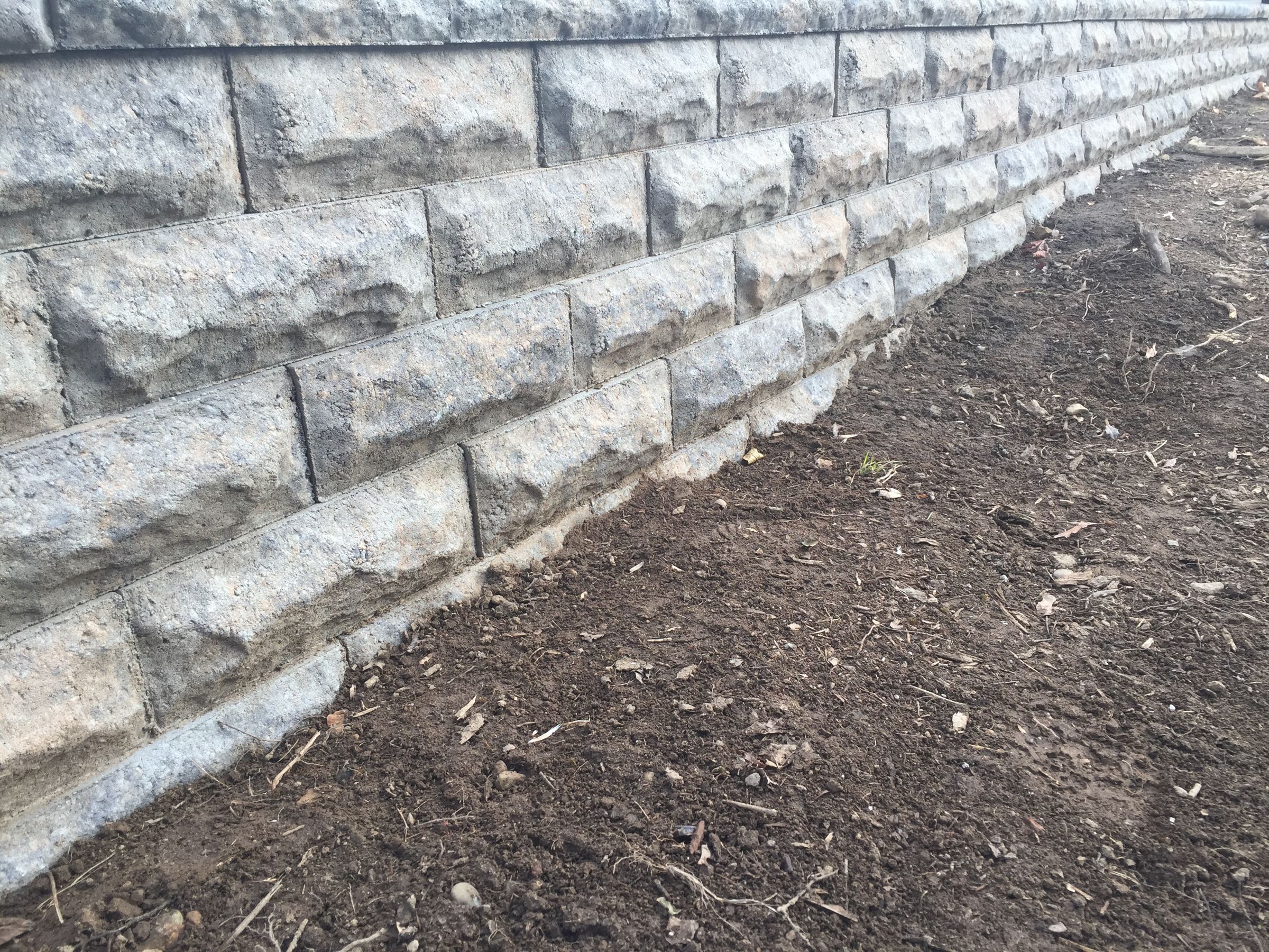 How to Build a Block Retaining Wall 10 Steps (with Pictures