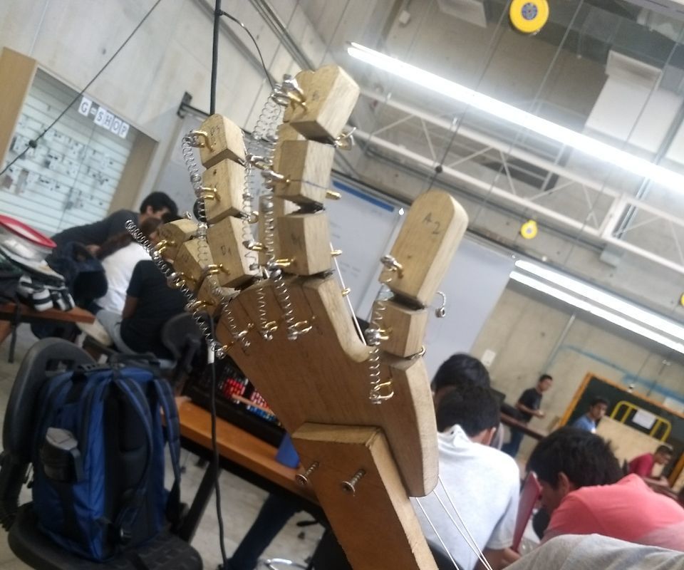 MANO MECANICA Y MINI BALLESTA