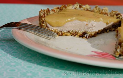 No-Bake Vegan Strawberry Cheesecake Tartlets Topped With Cashew Caramel!
