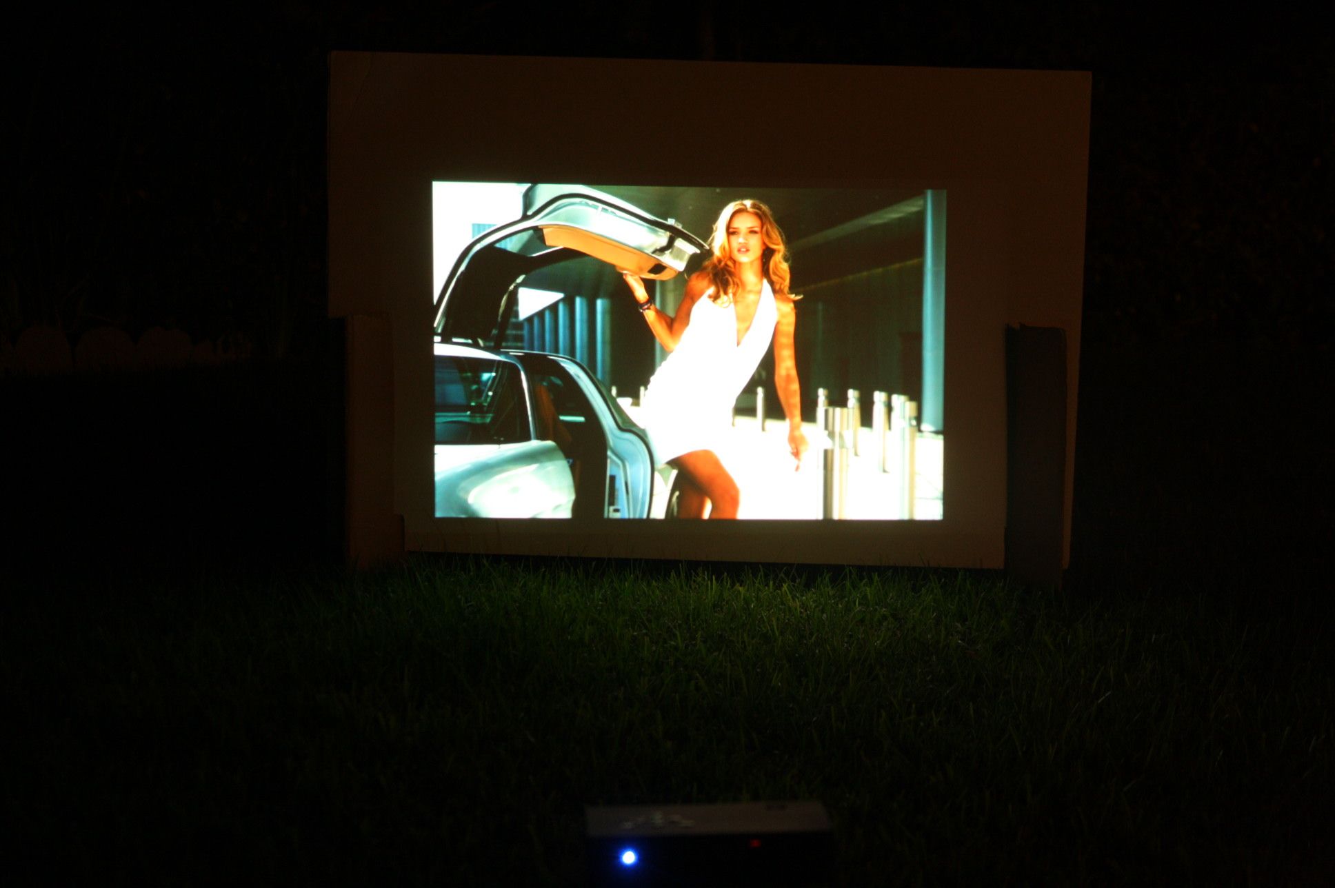 Projection Screen for Pico Projectors for Under $1.00 and Under 5 Minutes