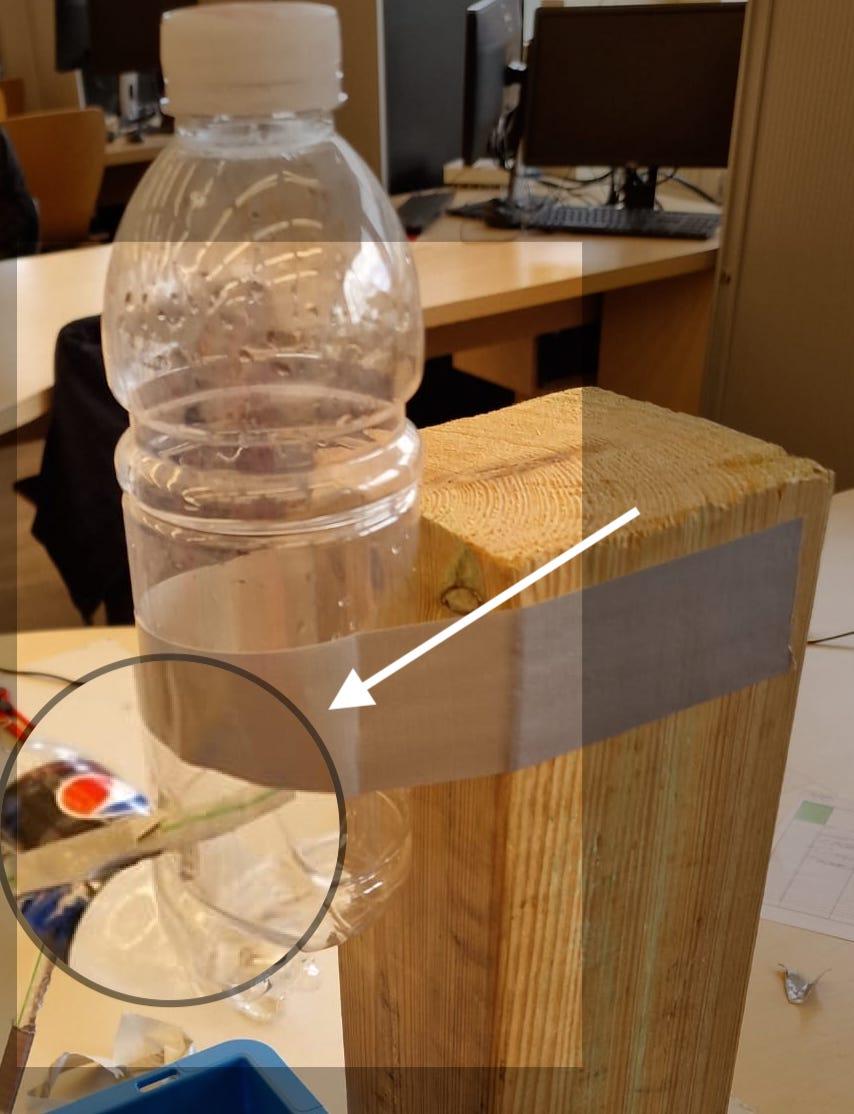 Bevestig Het Rietje Aan De Fles