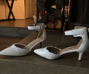 DIY Wedding Shoes (BEAUTIFUL!)