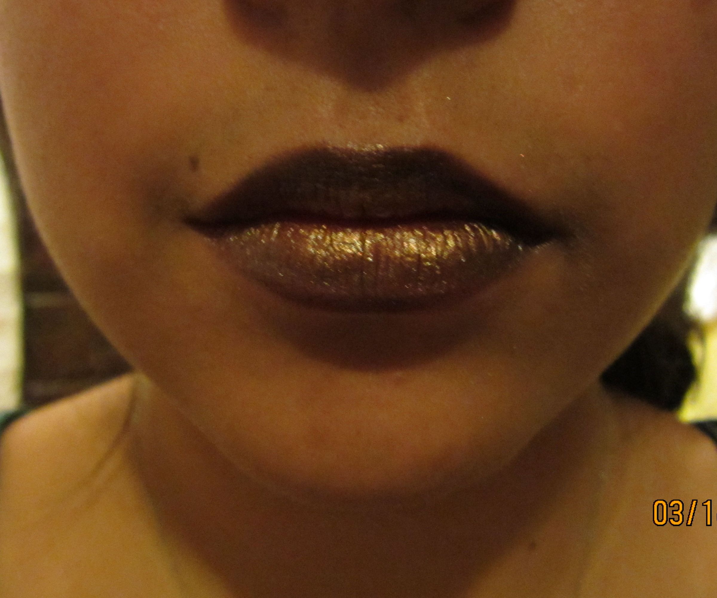 Use lipbalm and loose eyeshadow pigment to create an awesome lip color!