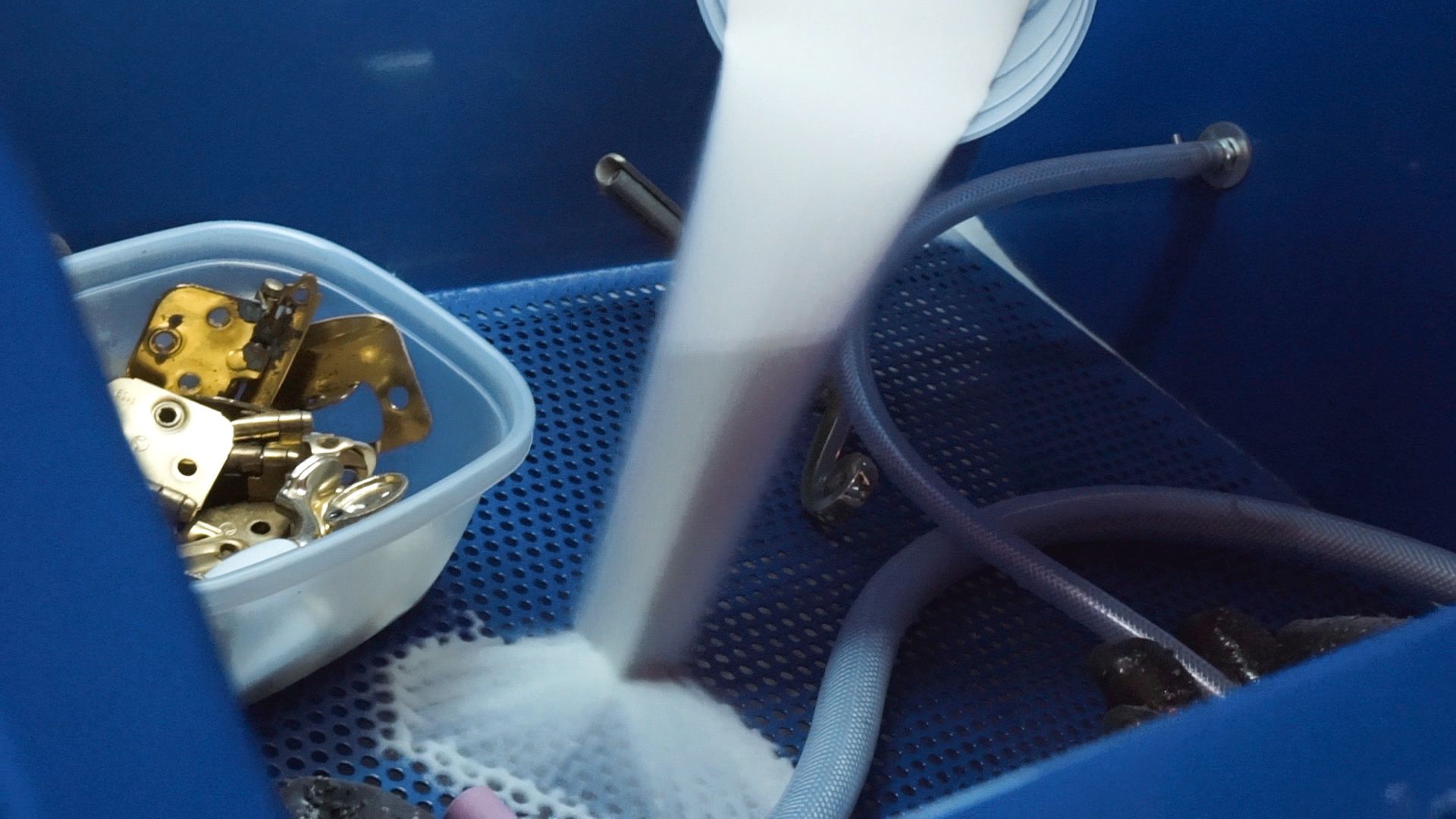 Refinish Brass Hardware Yourself // Powder Coating Project 4 Steps