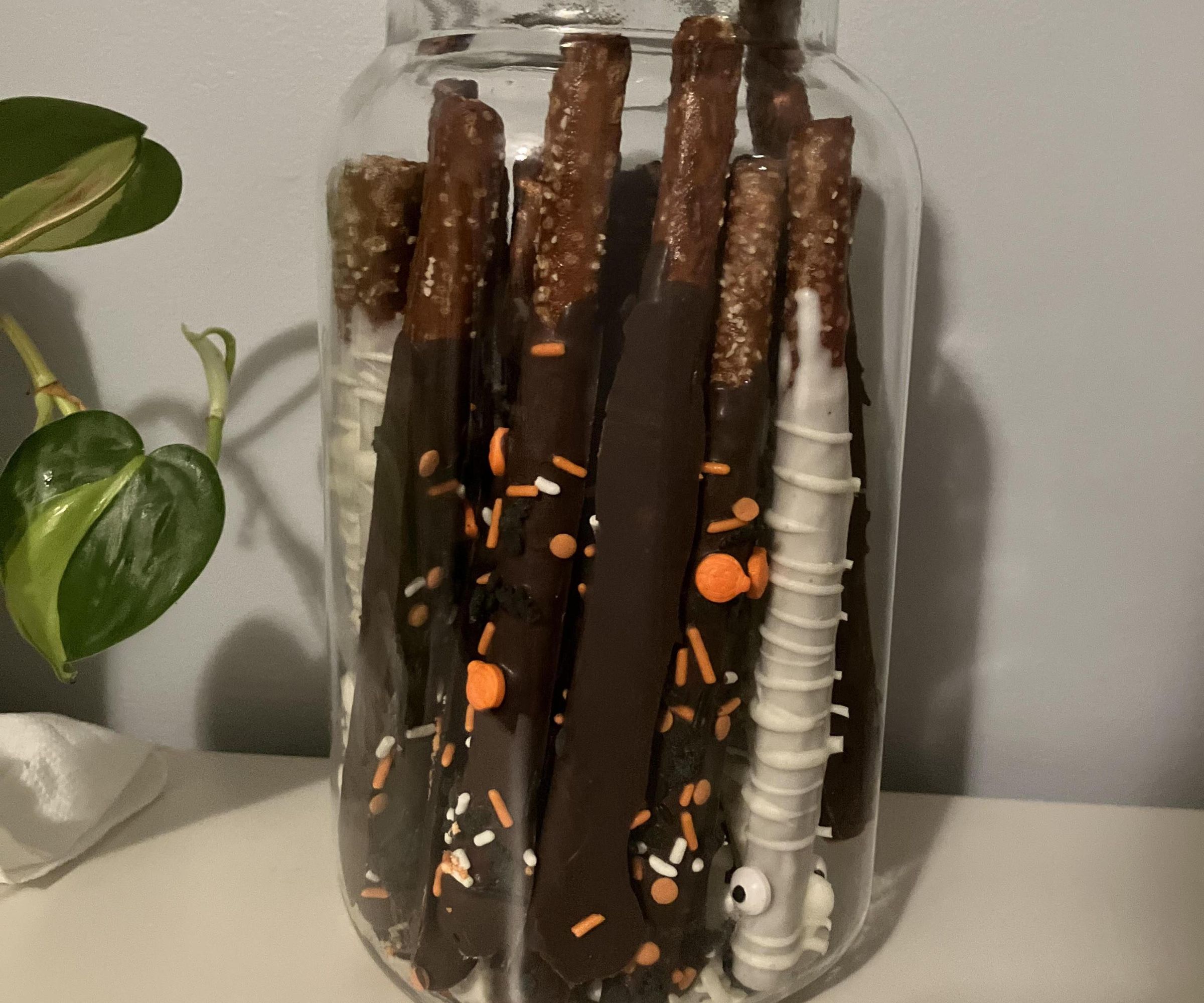 How to Make Halloween Chocolate Covered Pretzel Sticks
