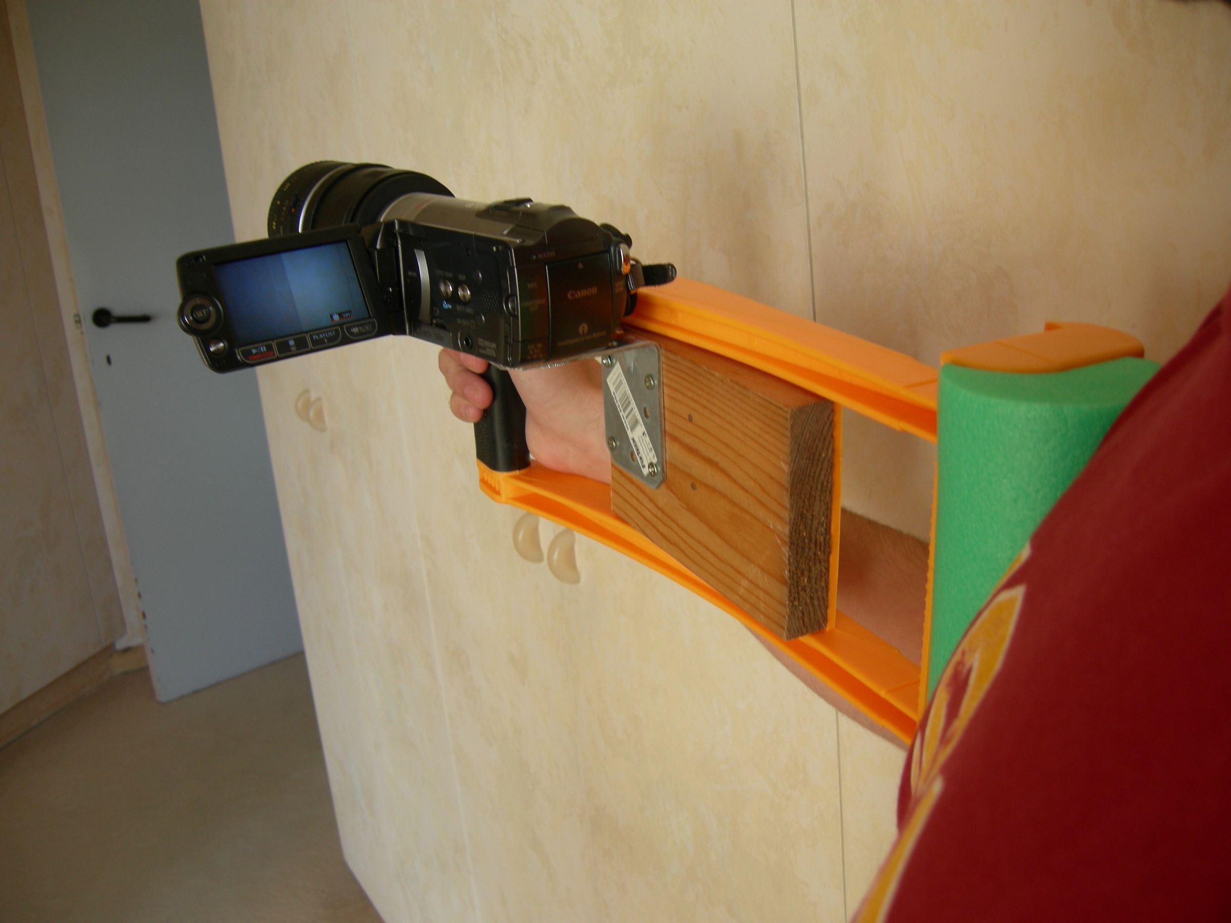 Shoulder Rig for DSLR & Camcorders 3 Steps (with Pictures