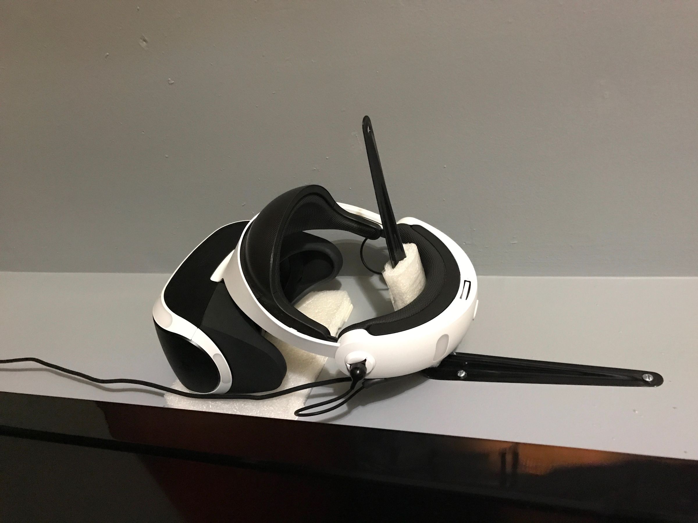 Playstation 4 VR Headset Simple Wall Mount for Under 10 4 Steps