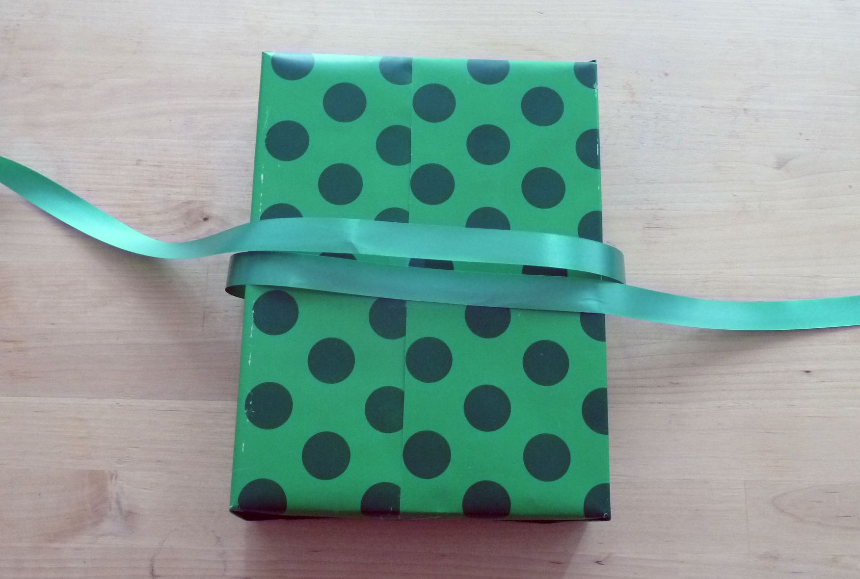 How to Wrap a Present (using Only 3 Pieces of Tape!) 6 Steps (with