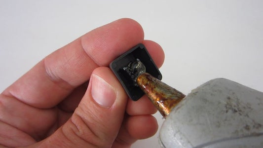 Adhiere Los Imanes a Las Teclas Con Pegamento Caliente