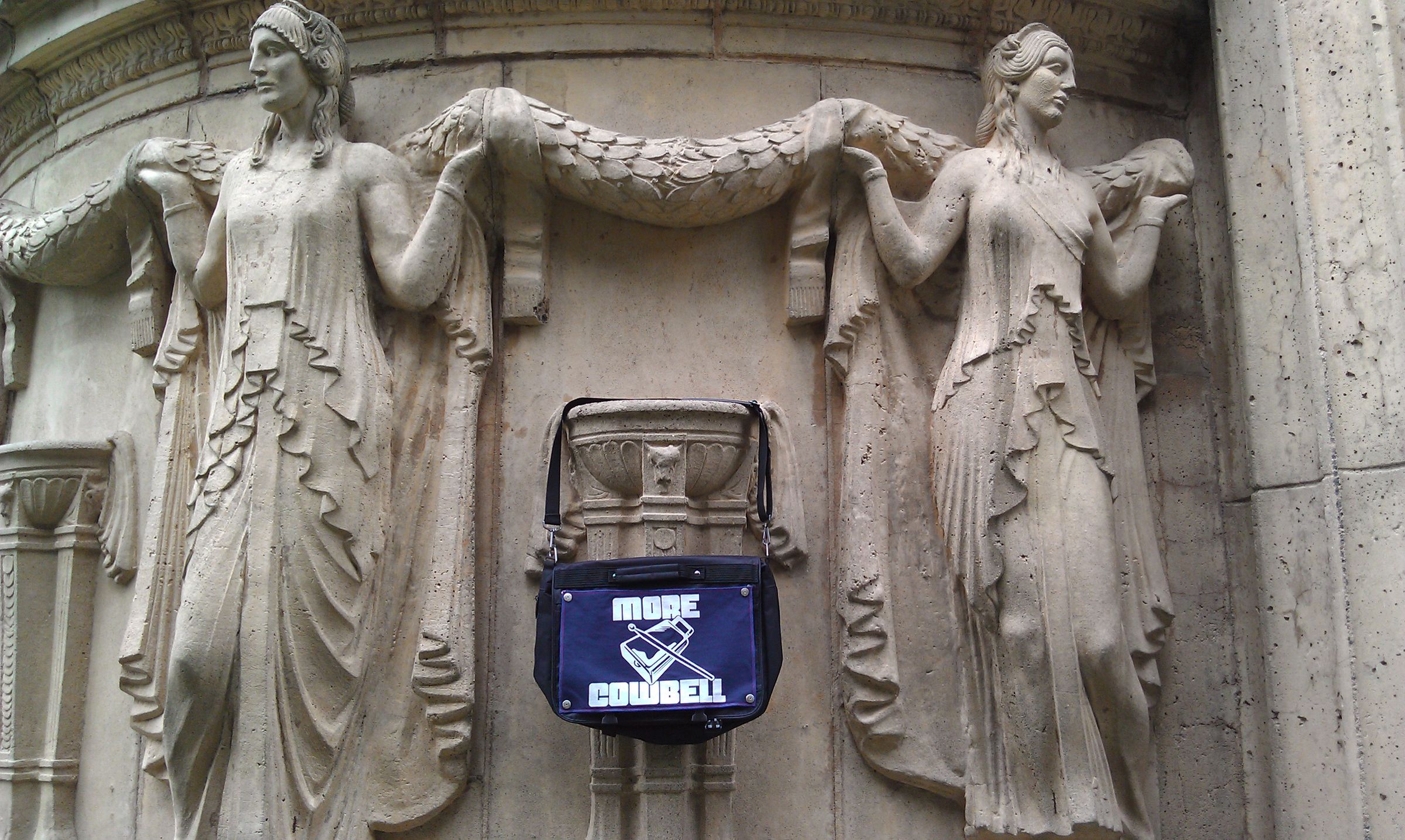 How to Change Skins on an Evozip Messenger Bag.