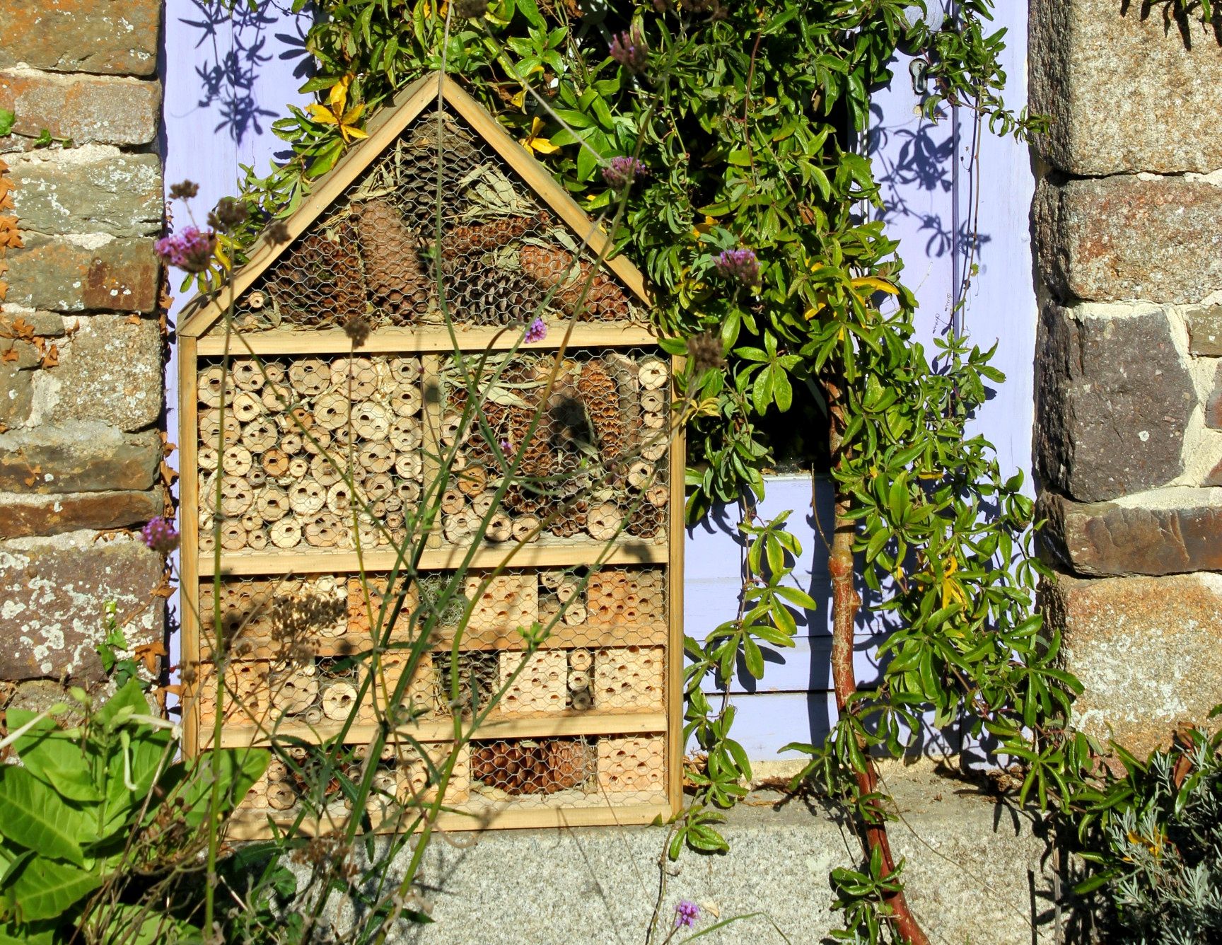 Home-made Deluxe Insect Hotel From Repurposed Wood. Hotel a Insectes - De Luxe. Hotel De Insectos.