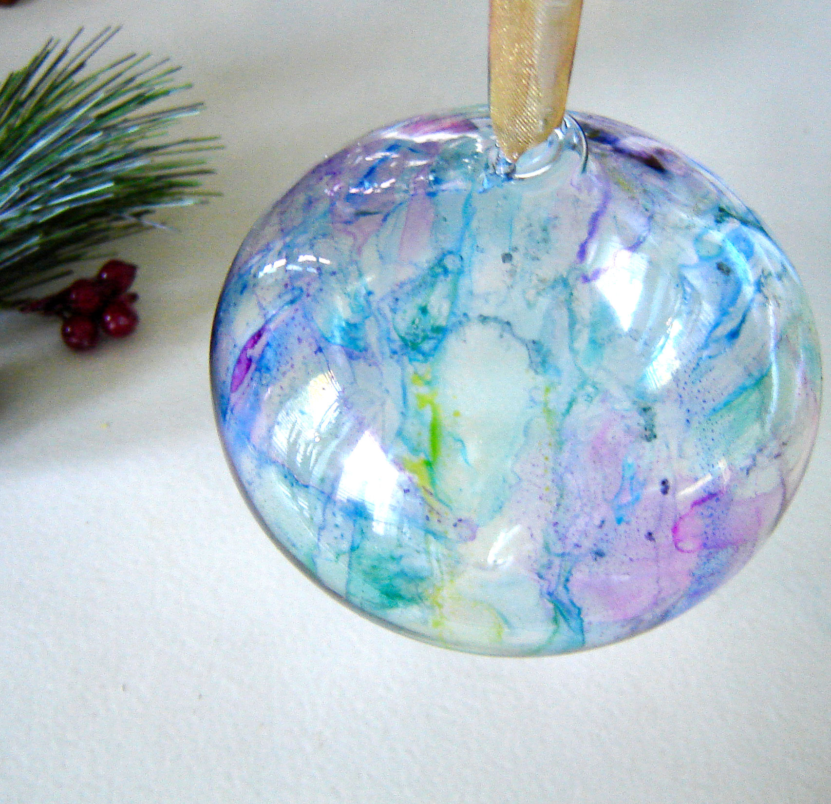 How to Colour Glass Ornaments With Sharpies