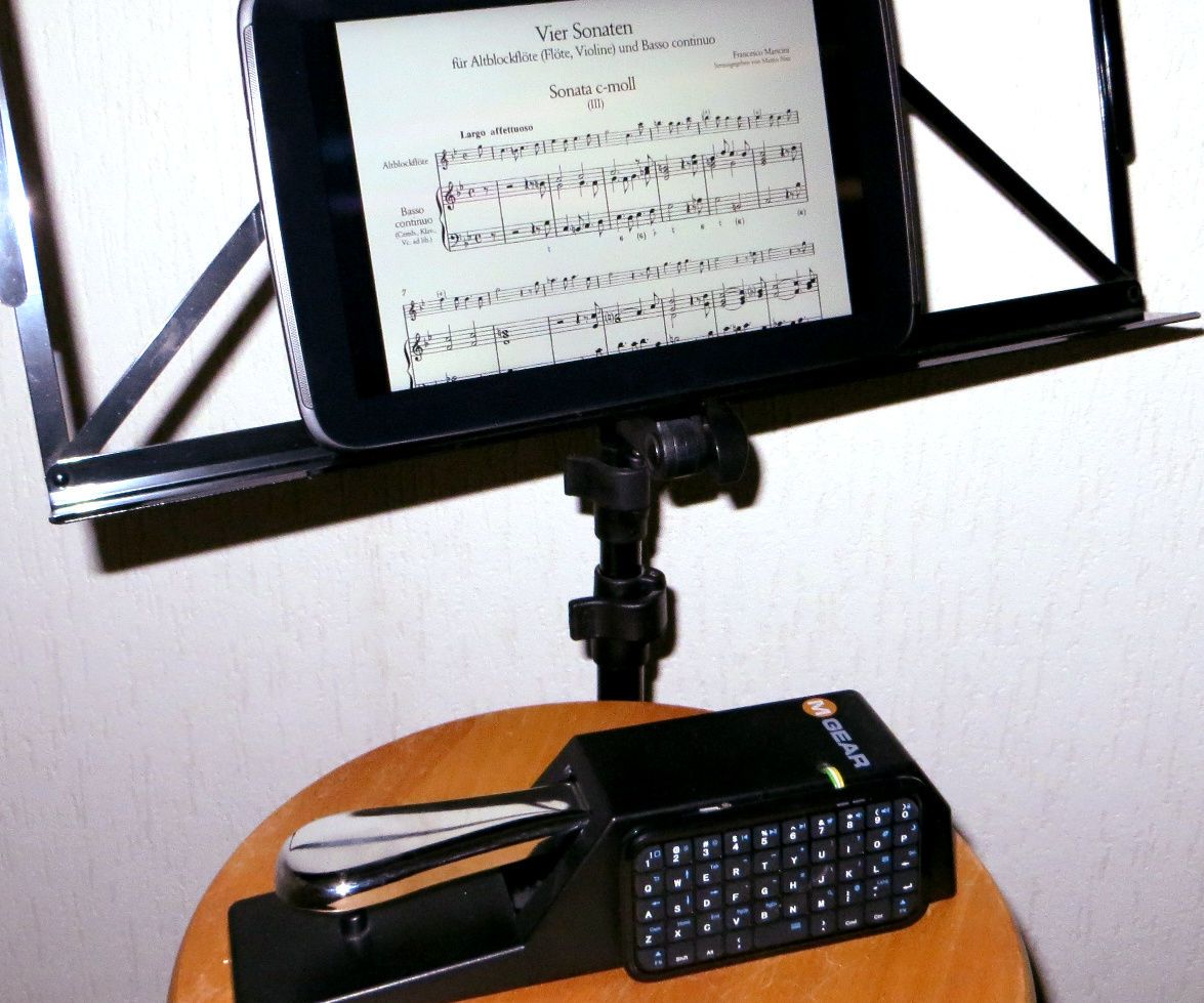 Sheet music page turner