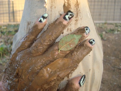 DIY Zombie Scented Glow in the Dark Fingernails