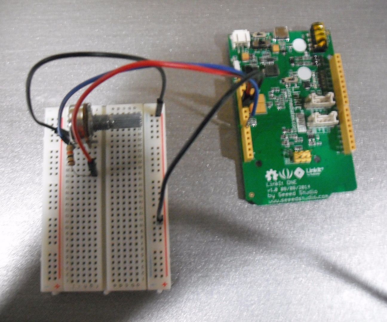 Linkit ONE: Voltage Meter