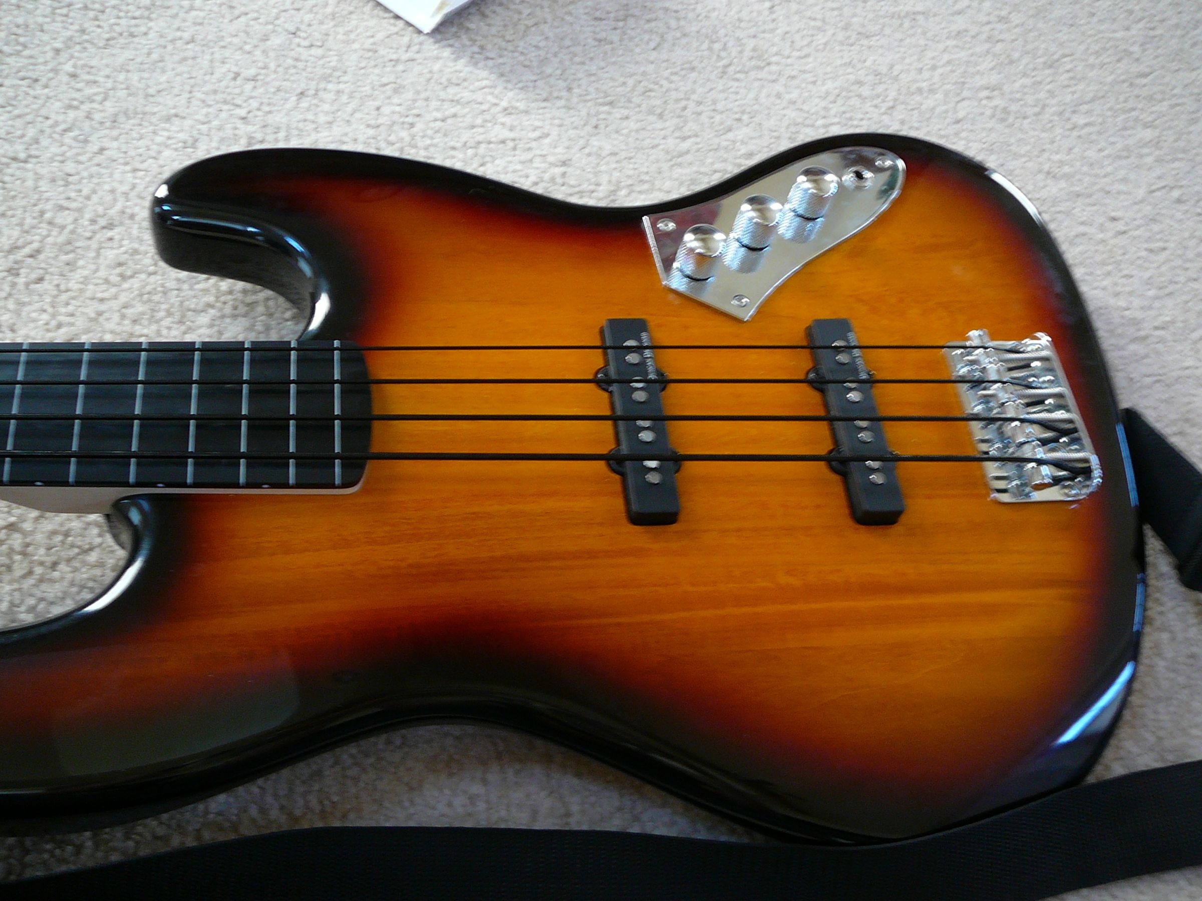 How to Replace Your Bass Strings : 5 Steps (with Pictures) - Instructables
