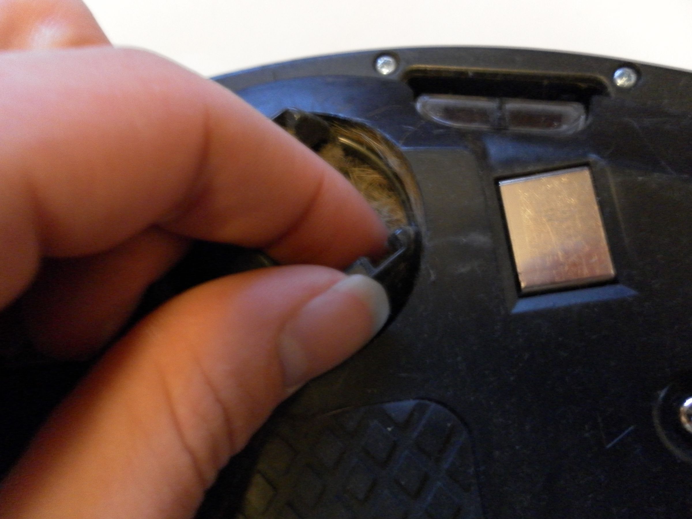 How to Clean a Roomba 5 Steps Instructables