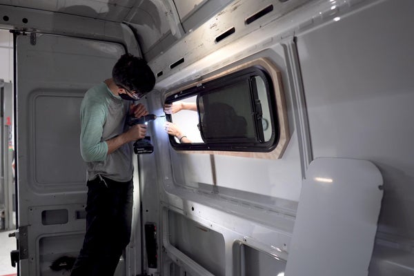 installer soi-même les baies projetables sur votre fourgons aménagés