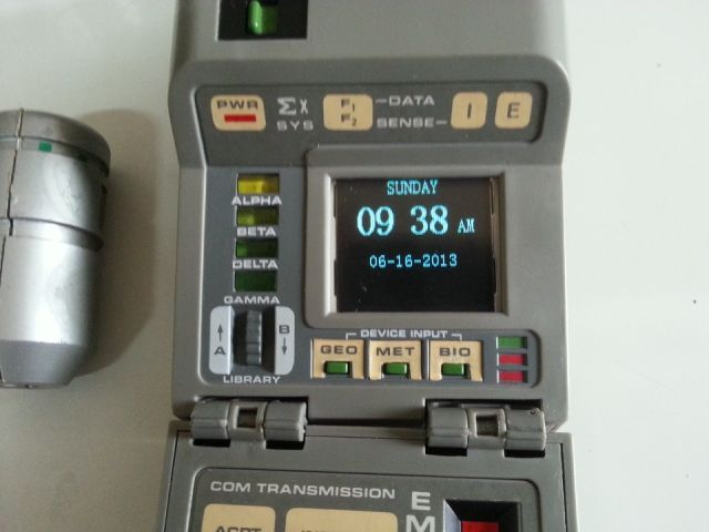 Toy Mod: Convert a TR-550 Star Trek Tricorder Into a Digital Clock With Picture Frame